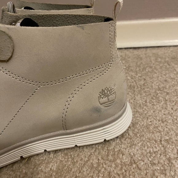 Women Timberlands - Picture 2 of 6